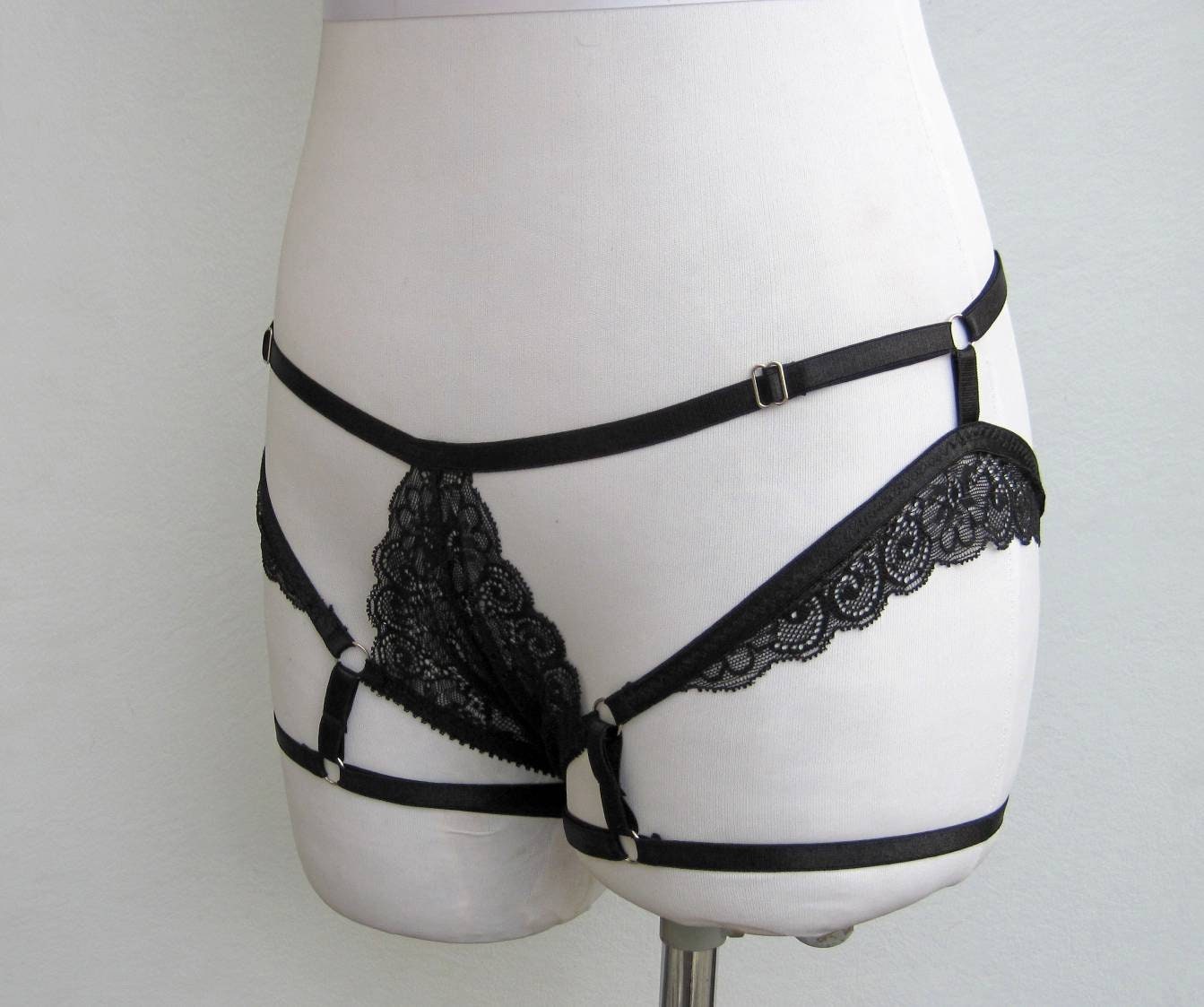 Трусики для страпона Strap-on-me Heroine Harness L, черные 6015957 - Strap-on-me - Трусики с кольцом - Купить