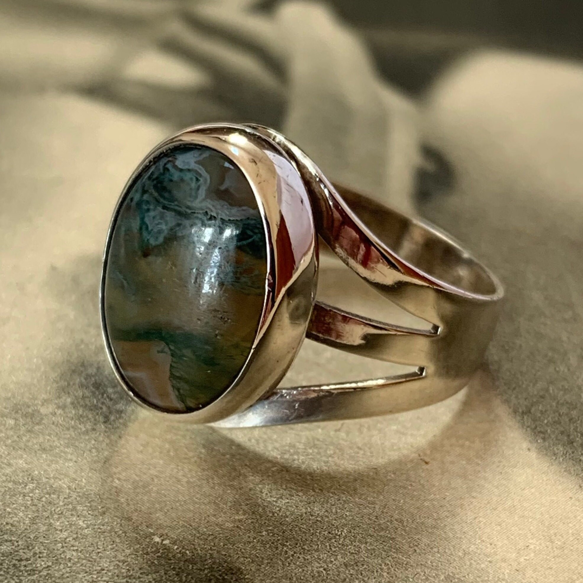 Vintage Handmade Sterling Silver Agate Ring. Bezel Set With Tri Split Shoulders The Stone Has Wonderful Shades Of Green & Brown Tones