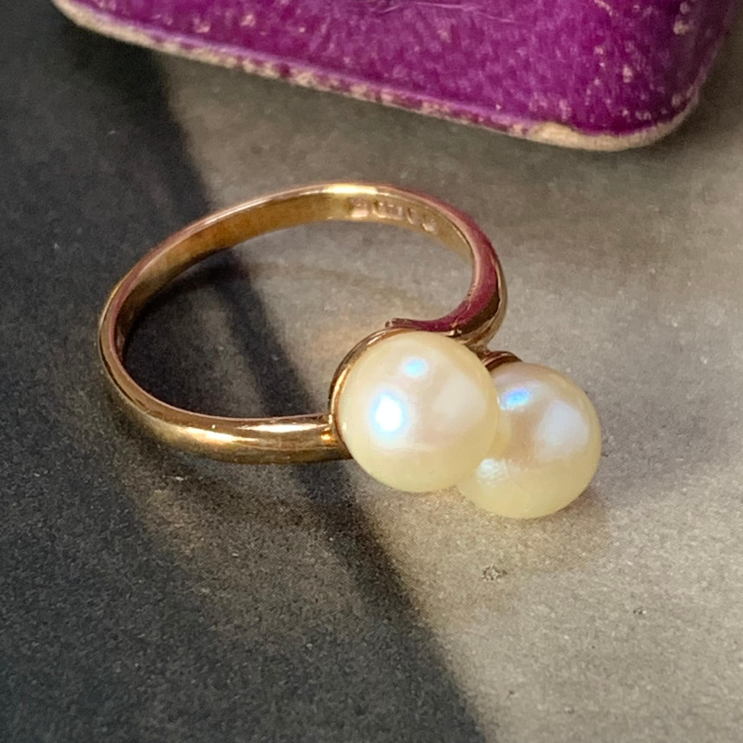 Vintage 9Ct Yellow Gold Twin Pearl Bypass Ring. English Hallmark For London Dates 1975