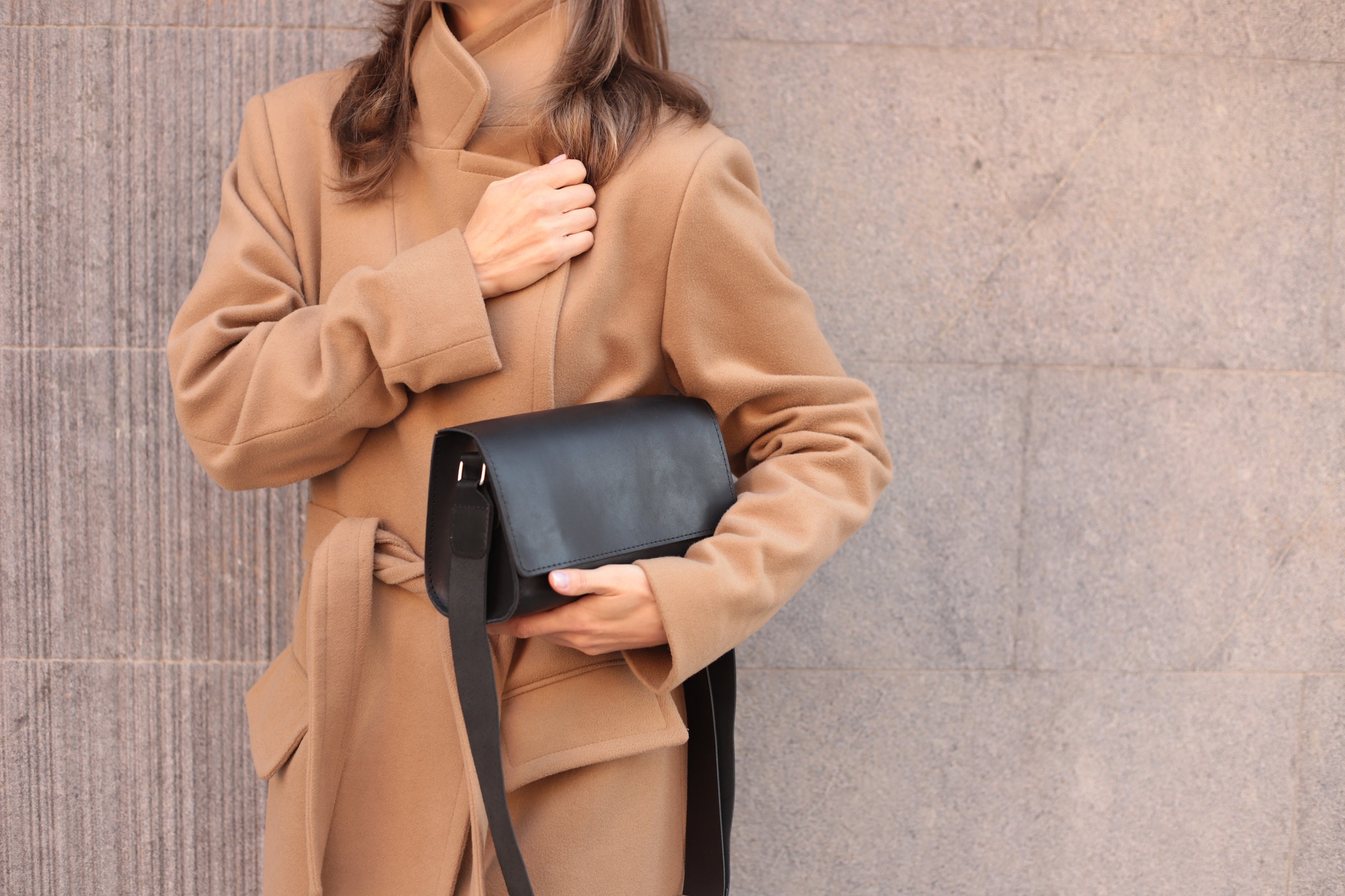 Discover the best crossbody bag sizes for everyday use, work, travel, and special occasions with our complete guide.