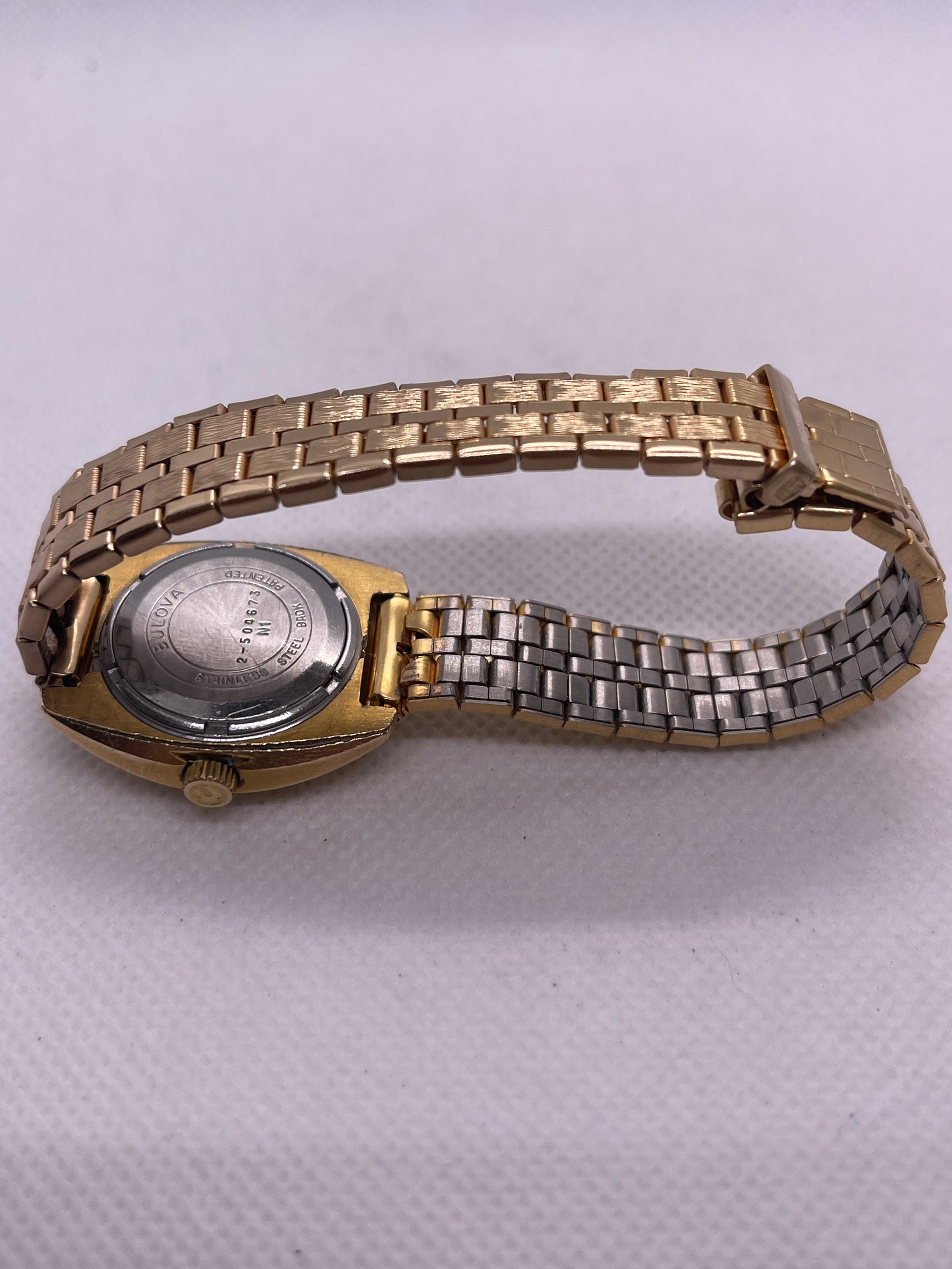 shop clearance Vintage Bulova Accutron 1971 Ladies Watch 26mm Wide