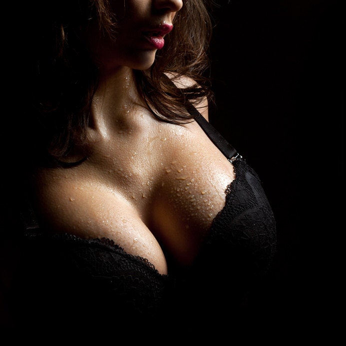 Шикарная  грудь женщины