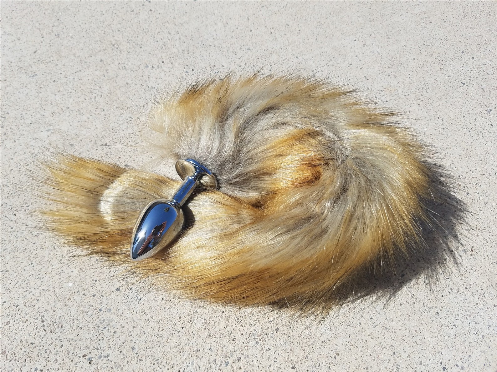 Пробка c хвостом задорный кролик Luxurious Tail, красная RUS47195-1-MM - 4sexdream - Анальные пробки с хвостом - Купить