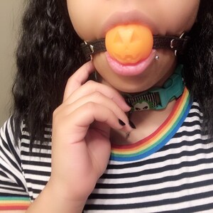 Кляп фаллос Master Series Face Fuсk Strap On Mouth Gag, черный XR Brands AD784 - XR Brands - Кляпы шары - Купить