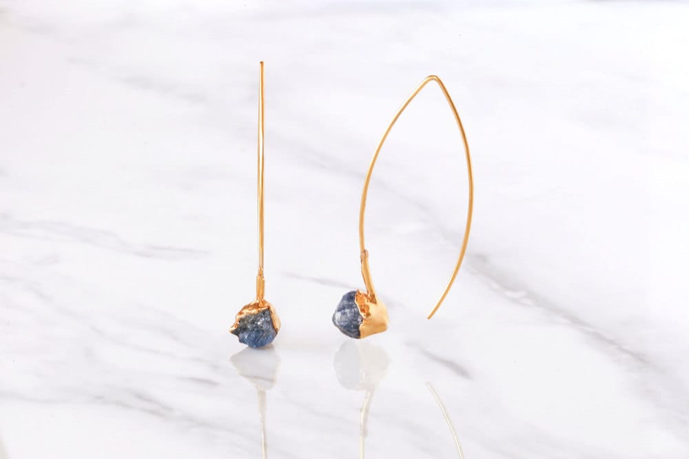 Raw sapphire dangle earrings from Ringcrush
