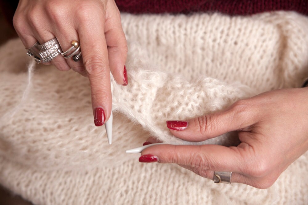 hands_knitting_closeup