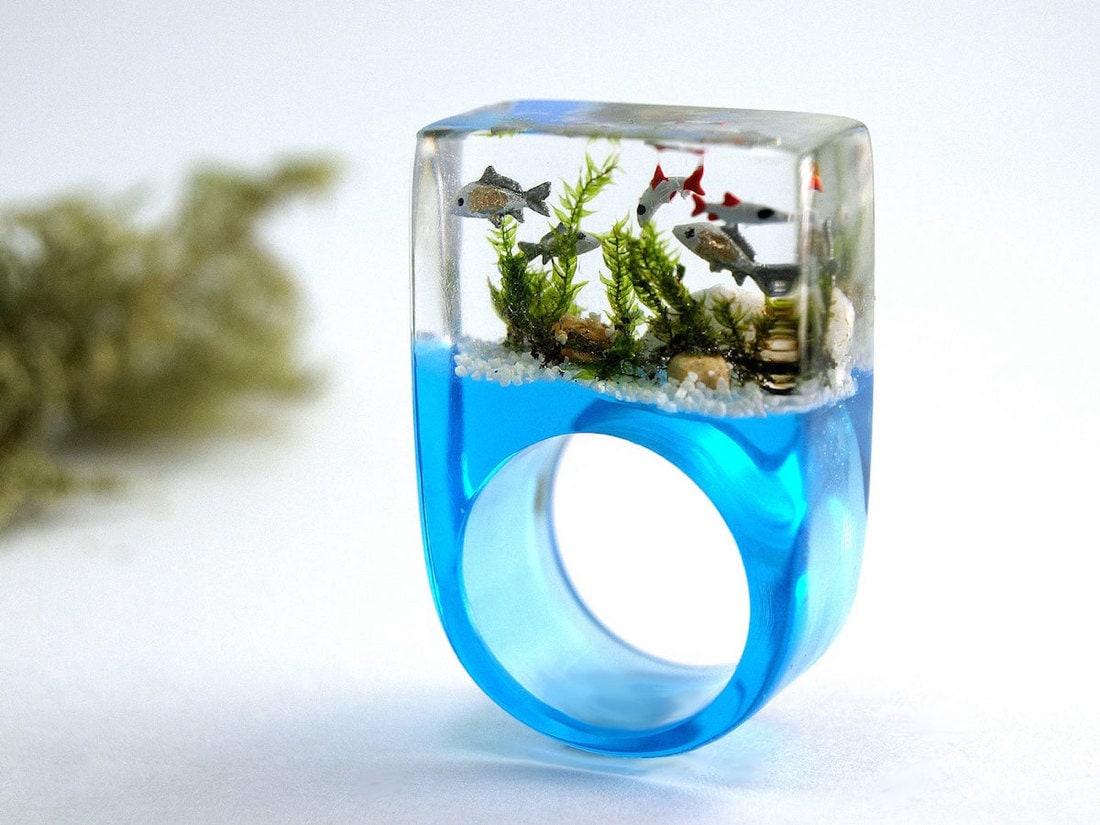 A resin ring designed to look like an aquarium from Geschmeide Unter Teck