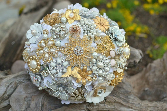 heirloom_recycled_brooch_bouquet