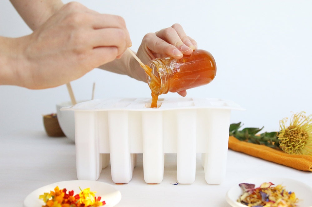 pour in the second ingredient pour in the second ingredient