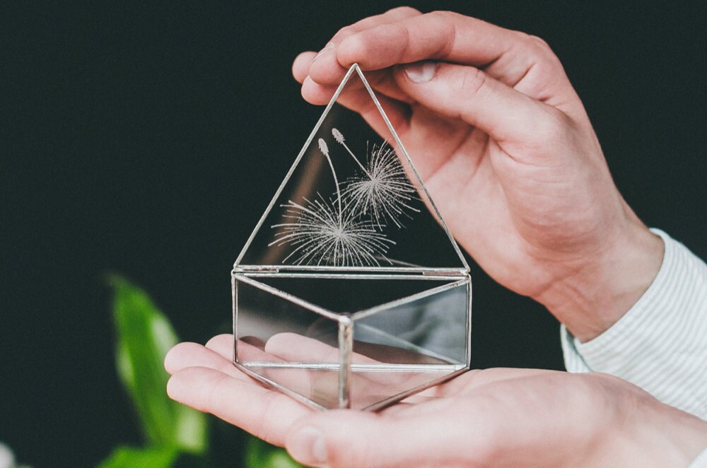 An engraved glass jewelry box from Leosklo