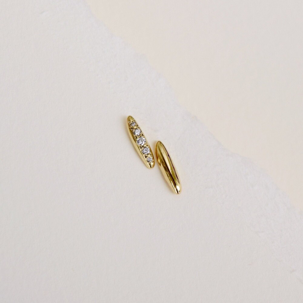 Diamond bar studs from Everli