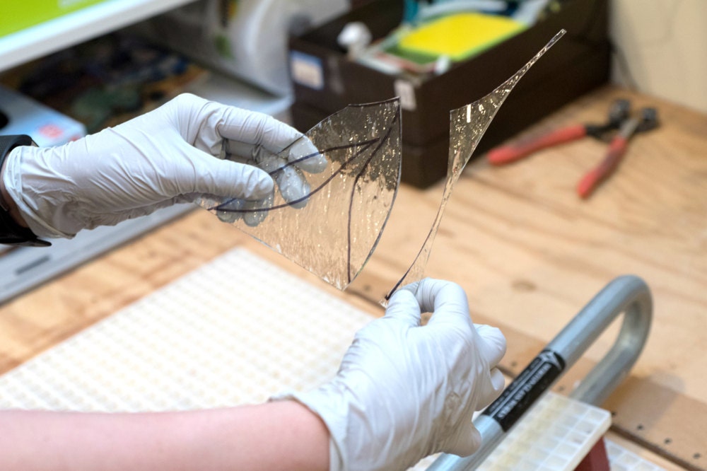 Cutting glass pieces for a composition