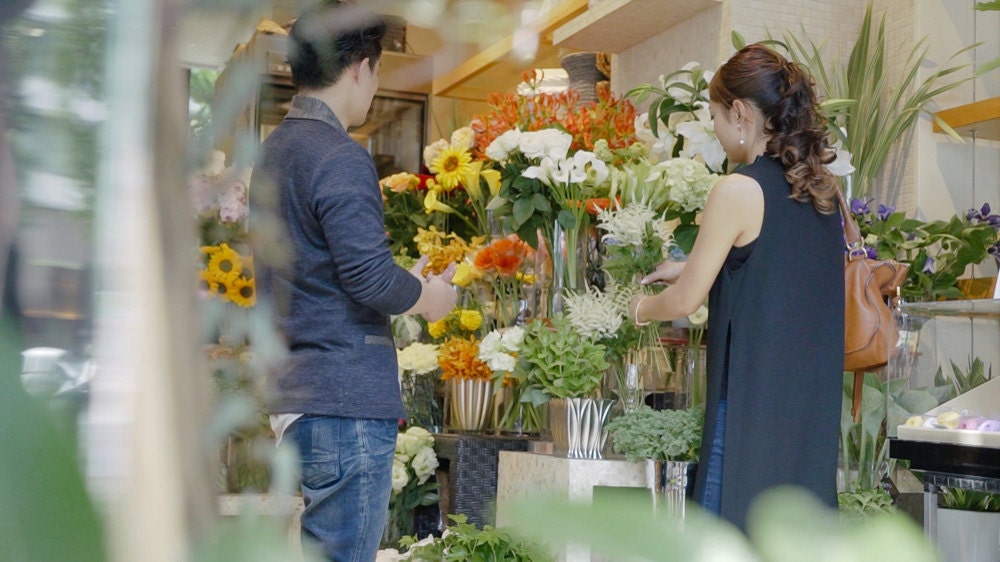 Rino at the flower market picking up dried flowers for her decorative candle bases.