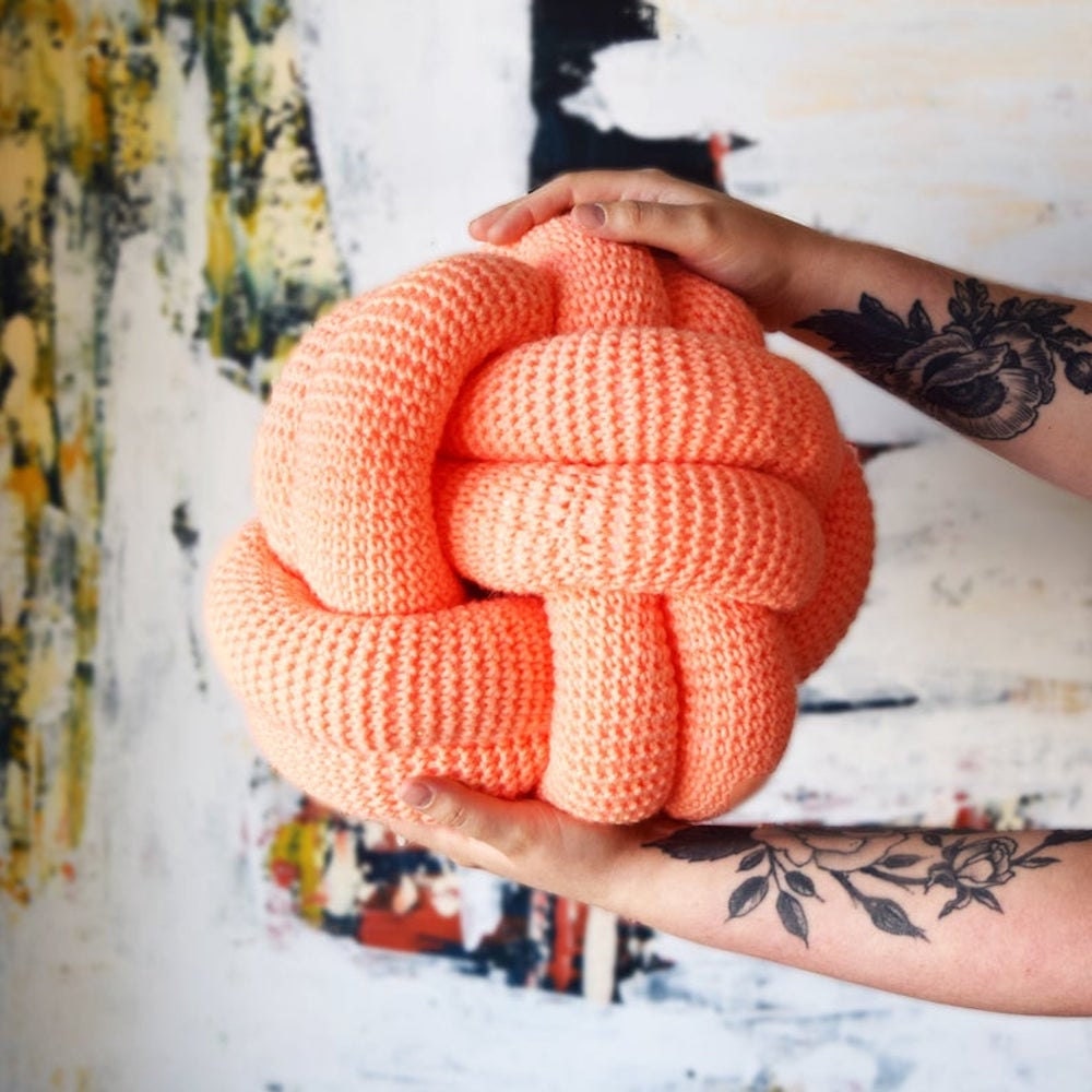 Crochet knot pillow DIY pattern from Midknits