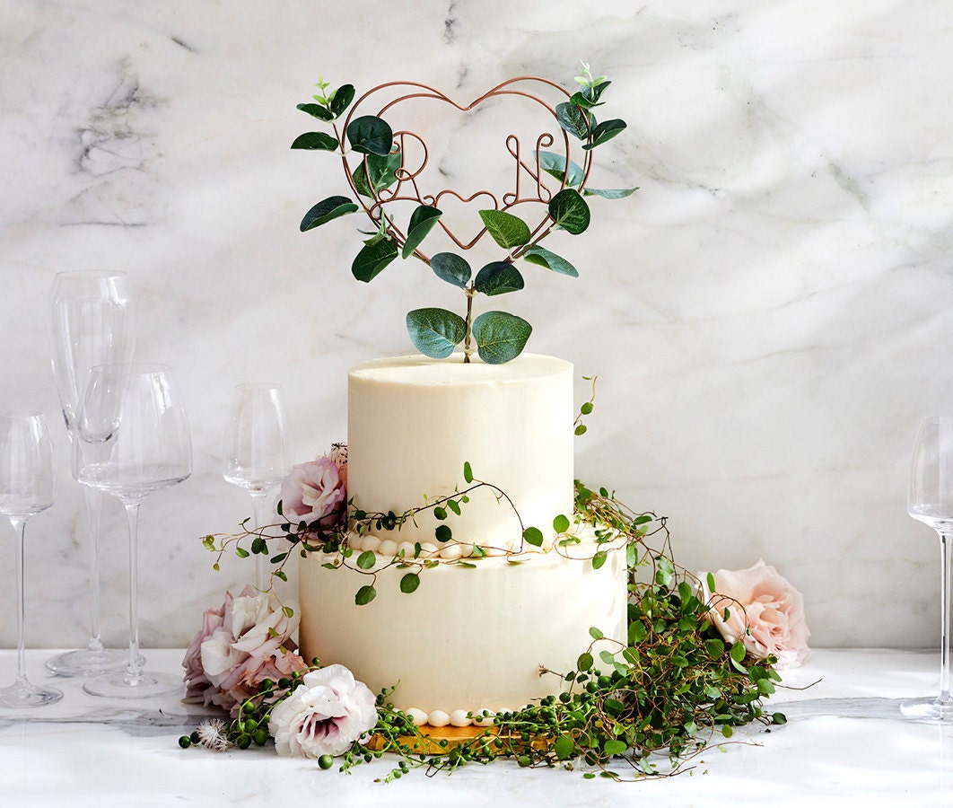 A eucalyptus wire initial cake topper from The Letter Loft