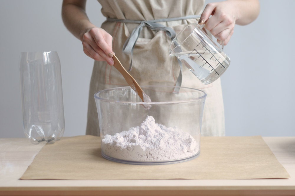 Adding water to the alginate powder