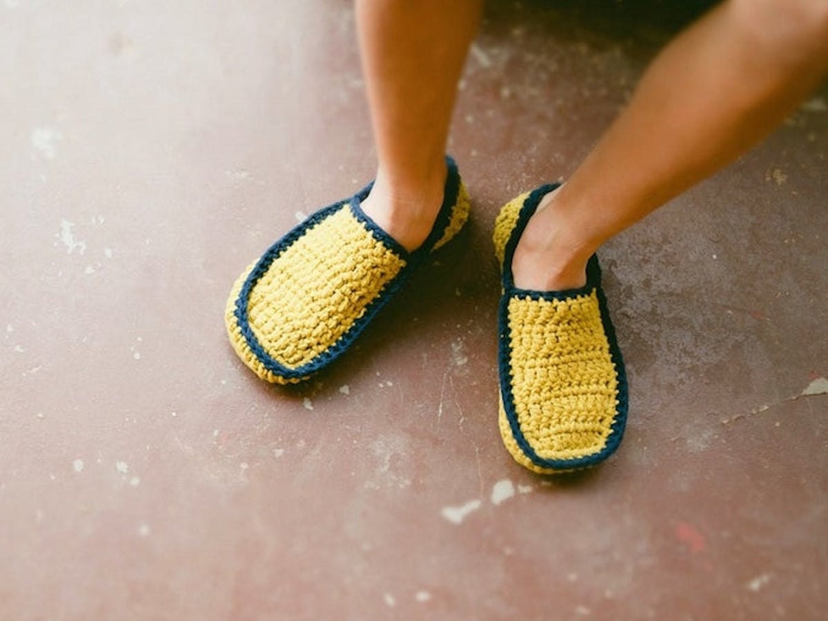 Crochet house slipper pattern from Ball, Hank ‘n’ Skein, on Etsy