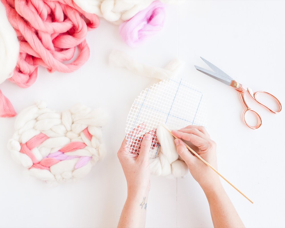 Threading the roving yarn through the grid of the back circle