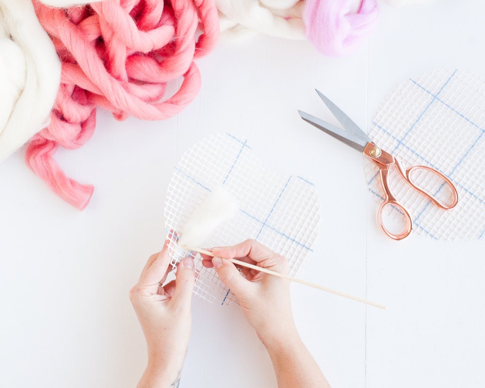 Threading the roving yarn in and out of the grid holes of the front circle