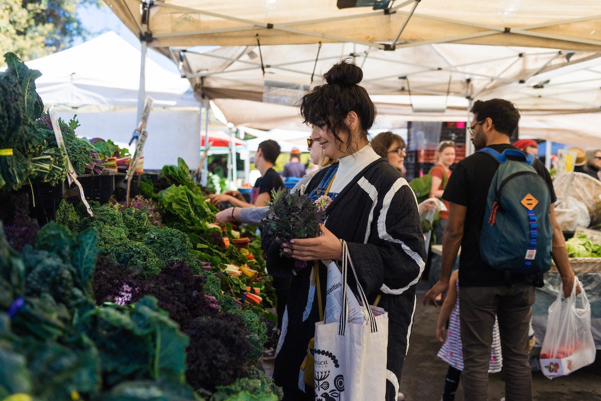 Melanie visits the Temescal Farmers’ Market to pick up fresh flowers and vegetables