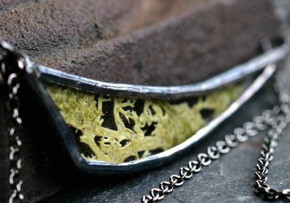 muse-glass-moss-necklace