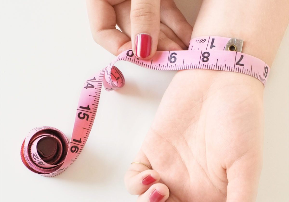 Measuring a wrist to make a nautical knot bracelet, with tips from Etsy