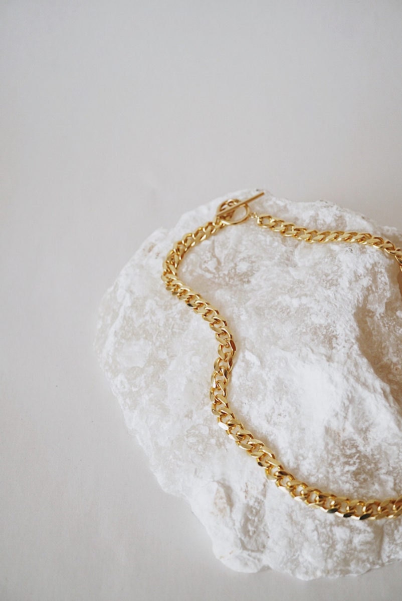 A gold chain necklace from Foe & Dear
