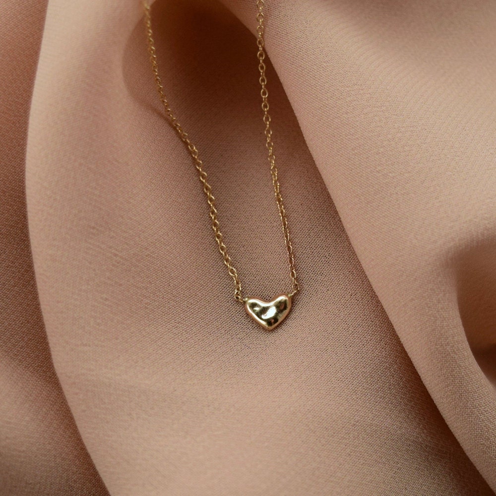 A dainty heart necklace from Everli