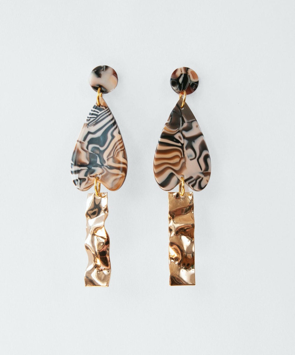 Wavy brown acrylic and gold dangle earrings from Vintage Royalty