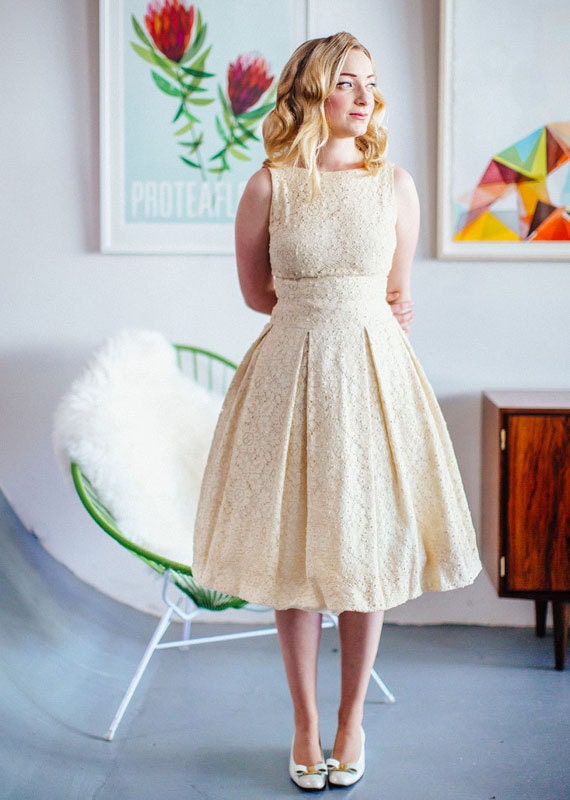 etsy-guide-to-vintage-wedding-dresses-ivory