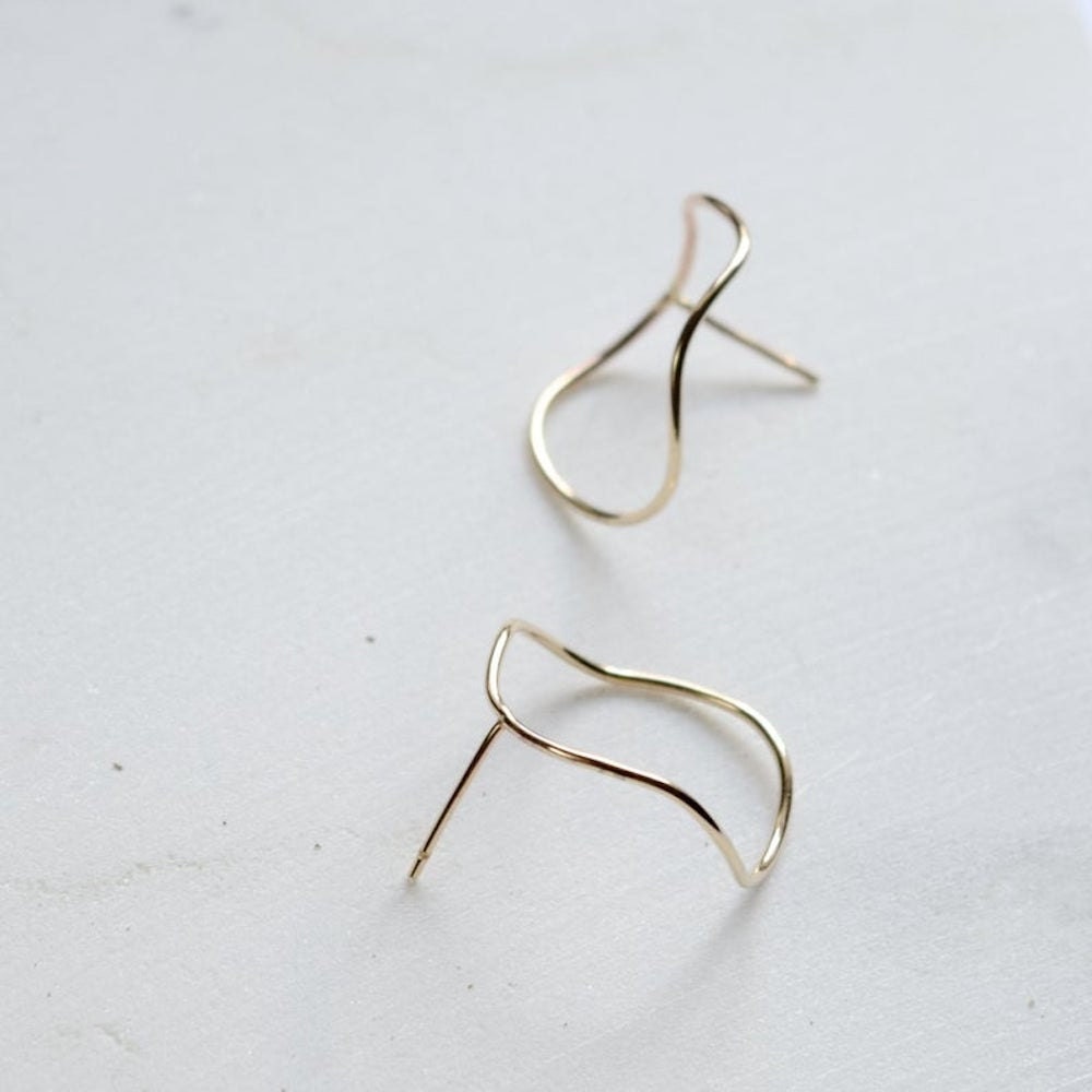 Simple gold wave hoops from Everli