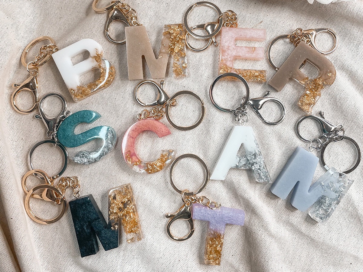 Initial keychains in pastel colors.