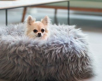 Cama para mascotas de piel de oveja gris