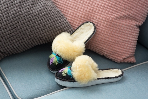 The orginal sheepes Slippers,Winter slippers,Gift for women,Women slippers,Fur slippers,Christmas gift,Slippers women,Leather slippers.