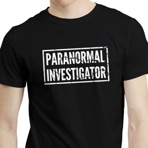 T-shirt regalo investigatore del paranormale, regalo di cacciatori di fantasmi per uomini, abbigliamento da cercatore di spiriti per esploratori di luoghi infestati