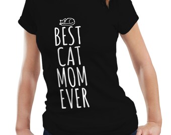 Puede incluir: Camiseta negra con el texto blanco "BEST CAT MOM EVER" y una pequeña ilustración de un gato durmiendo. La camiseta es de cuello redondo.