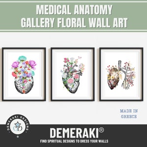 Puede incluir: Tres impresiones enmarcadas con dise&ntilde;os florales incorporados en ilustraciones anat&oacute;micas del cerebro, el coraz&oacute;n y los pulmones. Las impresiones son blancas con marcos negros y est&aacute;n dispuestas en una fila en una pared blanca. El texto "DEMERAKI&reg;" est&aacute; debajo de las impresiones, y el texto "FIND SPIRITUAL DESIGNS TO DRESS YOUR WALLS" est&aacute; debajo de eso. El texto "MADE IN GREECE" est&aacute; en la esquina inferior derecha.