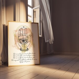 以下が含まれることがあります： 手のひらに目が描かれたハ​​ムサの手の水彩画プリント。プリントは金色のグリッター効果があり、"Let no sadness come to this heart, Let no trouble come to these arms, Let no conflict come to these eyes, Let my soul be filled with the blessing of joy and peace."というテキストが含まれています。