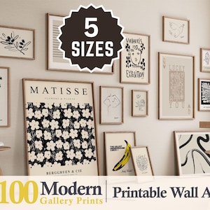 Könnte beinhalten: Eine Sammlung von 100 modernen, druckbaren Wandbildern in verschiedenen Stilen und Farben. Die Drucke sind an einer weißen Wand mit einem Holztisch und einem Hocker angebracht. Der Text "100 moderne, druckbare Wandbilder - Galerie-Drucke" ist am unteren Rand des Bildes zu sehen.