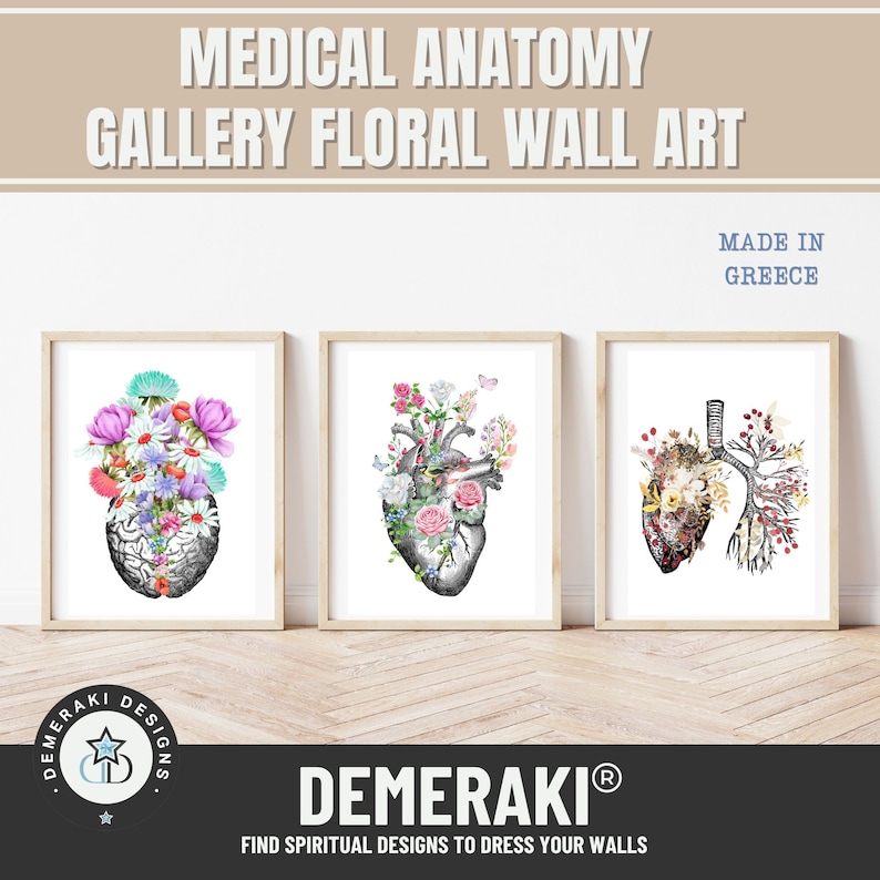 Puede incluir: Tres impresiones enmarcadas con dise&ntilde;os florales incorporados en ilustraciones anat&oacute;micas del cerebro, el coraz&oacute;n y los pulmones. Las impresiones est&aacute;n sobre un suelo de madera clara con una pared blanca detr&aacute;s. El texto "DEMERAKI&reg;" est&aacute; en la parte inferior de la imagen.