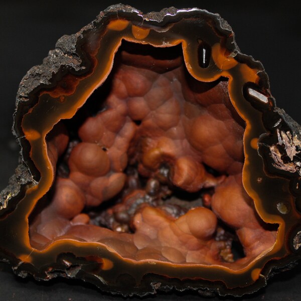 Crater agate collector specimen from Patagonia, Argentina (fluorescent)