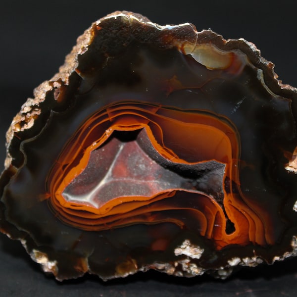 Crater agate collector specimen from Patagonia, Argentina (fluorescent)