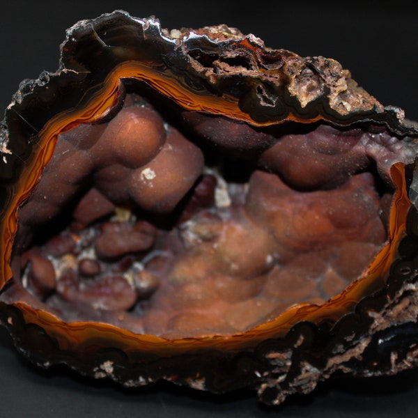 Crater agate collector specimen from Patagonia, Argentina (fluorescent)