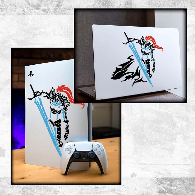 K&ouml;nnte beinhalten: Wei&szlig;e PlayStation 5 Konsole und Laptop mit einem schwarzen, roten und blauen Grafikdesign. Das Design zeigt eine Kriegerfigur mit einem Schwert. Ein wei&szlig;er PlayStation 5 Controller befindet sich im Vordergrund.