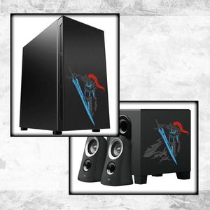 K&ouml;nnte beinhalten: Ein schwarzer Computerturm, ein Subwoofer und zwei Satellitenlautsprecher. Jede Komponente zeigt eine stilisierte Illustration eines Ritters mit roter Feder und blauem Schwert. Die Lautsprecher und der Subwoofer sind schwarz.