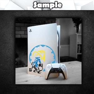 K&ouml;nnte beinhalten: Wei&szlig;e PlayStation 5-Konsole mit individuellem Design mit einer blau-gelben Cartoonfigur. Ein passender wei&szlig;er Controller befindet sich vor der Konsole. Das Wort "Sample" steht oben im Bild.