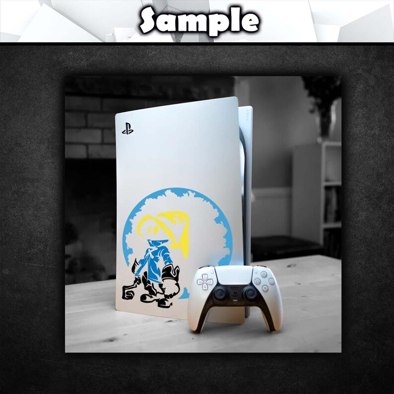 K&ouml;nnte beinhalten: Wei&szlig;e PlayStation 5-Konsole mit individuellem Design mit einer blau-gelben Cartoonfigur. Ein passender wei&szlig;er Controller befindet sich vor der Konsole. Das Wort "Sample" steht oben im Bild.