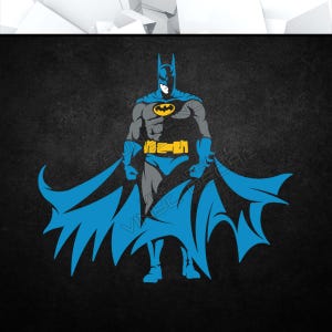 Könnte beinhalten: Stilisierte Illustration von Batman in stehender Pose, mit blau-grauer Farbgebung. Der Superheld wird mit seiner ikonischen Kapuze, seinem Umhang und seinem Emblem dargestellt. Der Hintergrund ist eine strukturierte schwarze Oberfläche.