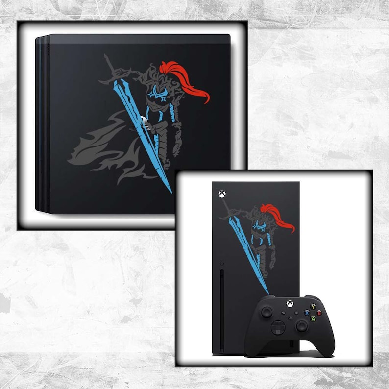 K&ouml;nnte beinhalten: Schwarze Spielkonsole mit einer stilisierten Illustration eines Kriegers, der ein blaues Schwert h&auml;lt und eine rote Feder tr&auml;gt. Ein schwarzer Controller befindet sich vor der Konsole. Videospielzubeh&ouml;r.