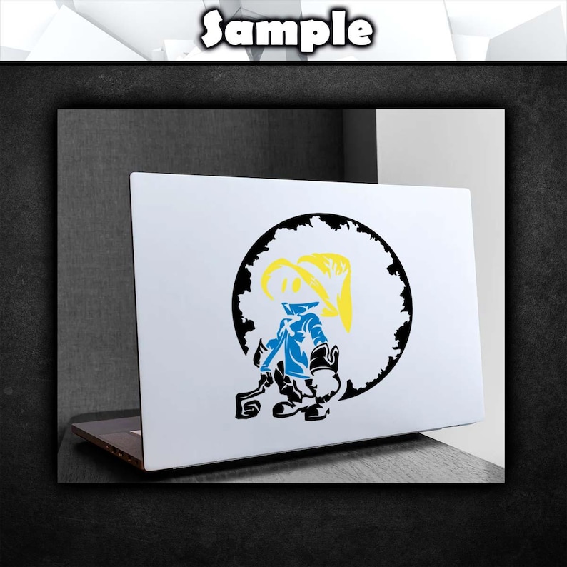 K&ouml;nnte beinhalten: Ein wei&szlig;er Laptop mit einem Aufkleber einer Zeichentrickfigur. Der Aufkleber zeigt einen gelben Hut, eine blaue Jacke und schwarze Stiefel in einem schwarzen Kreis. Das Wort "Sample" steht oben.